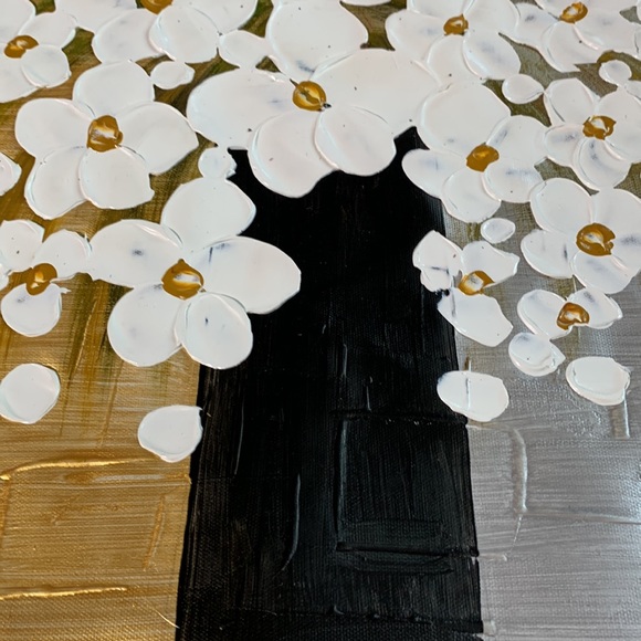 Textured white floral oil painting. Painting 20.5x20.5. Canvas 23.5x23.5 - Picture 4 of 4